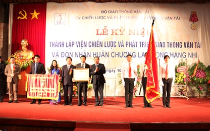 Viện Chiến lược và Phát triển GTVT đón nhận Huân chương Lao động hạng Nhì