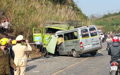 Tai nạn thảm khốc xe khách đấu đầu xe tải, ít nhất 8 người chết