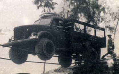 Người Việt từng lái xe tải trên dây vượt Trường Sơn ra sao?