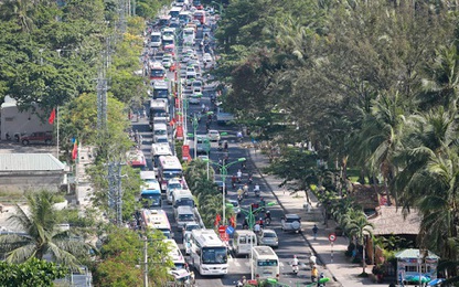 Xe cộ kẹt kéo dài tại Nha Trang