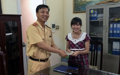 Hà Nội: CSGT Đội 7 trao trả lại chiếc ví đánh rơi cho chủ nhân