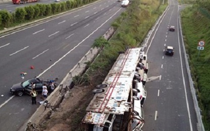 Trung Quốc: Xe tải lật nghiêng đè bẹp ô tô, 6 người tử vong