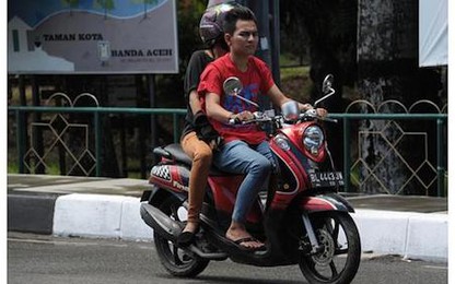 Indonesia cấm nam nữ chưa kết hôn đi chung xe máy