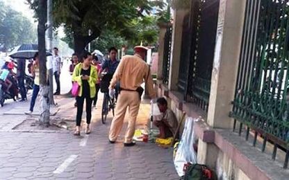 Cảm động hình ảnh cảnh sát giao thông tặng bánh mì cho người lang thang