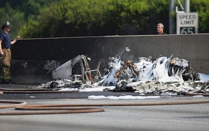 Máy bay đâm vào đường cao tốc: 4 người tử vong