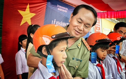Vào lớp học tặng mũ bảo hiểm cho học sinh ở Ninh Bình