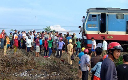 Xe tải ”đấu” xe lửa, lái tàu mắc kẹt trong buồng lái
