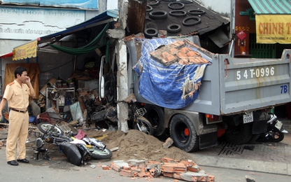 Tin mới về vụ xe tải “đốn” nát nhà dân làm 3 người thương vong