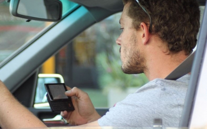 70% tài xế sử dụng smartphone khi lái xe