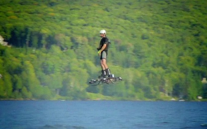 Lướt trên mặt hồ nhờ ván bay hoverboard