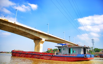 Cầu Việt Trì mới và những nguy cơ tai nạn đường thủy mùa mưa lũ