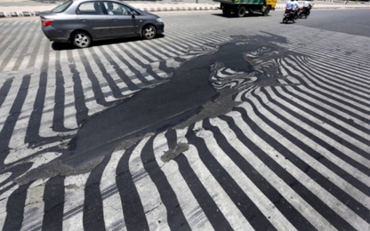 Nắng nóng làm chảy nhựa đường ở thủ đô Ấn Độ