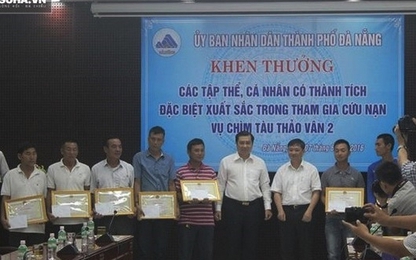 Chủ tịch Đà Nẵng khen thưởng những "người hùng"cứu nạn vụ chìm tàu