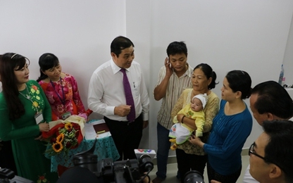 Chuyện chưa từng có: Chủ tịch Đà Nẵng trao giấy khai sinh tại nhà