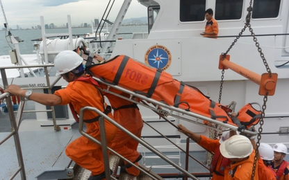 Cứu thuyền viên bị liệt nửa người trên vùng biển Hoàng Sa
