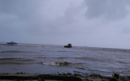 Lũ lụt miền Trung: Cứu sống 4 thuyền viên trôi dạt 40 tiếng trên biển