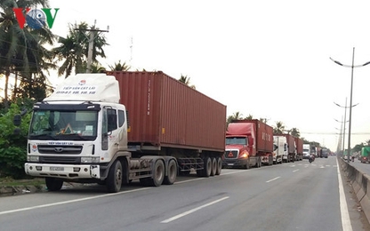 Container đỗ tràn lan trên nhánh rẽ vào cao tốc Trung Lương-Tp. Hồ Chí Minh