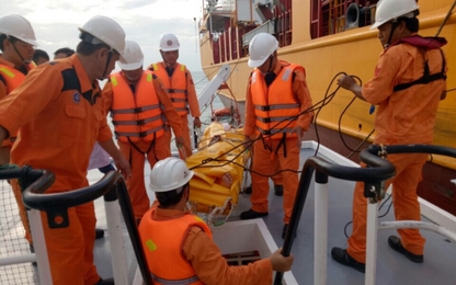 Cứu nạn thuyền viên Trung Quốc bị đột quỵ trên vùng biển Việt Nam