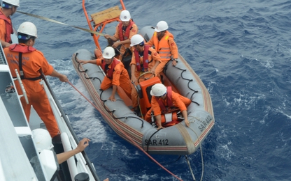 Cứu thành công thuyền viên gặp nạn trên vùng biển quần đảo Hoàng Sa