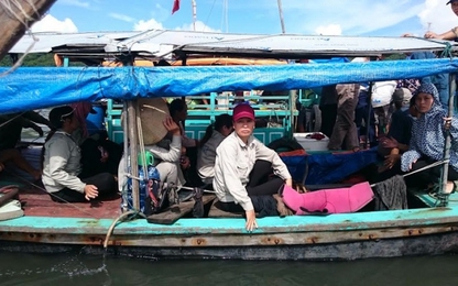 Quảng Ninh: Xà lan nghìn tấn đâm chìm thuyền ngư dân, 2 người thương vong