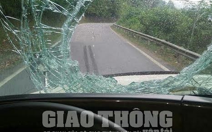 Lái xe liên tục bị "ăn gạch" trên cao tốc Hà Nội - Thái Nguyên
