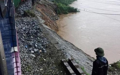 Hệ thống đường sắt Bắc - Nam tê liệt vì mưa, bão Miền Trung