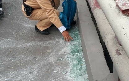Ấn tượng hình ảnh chiến sĩ CSGT "tay không" dọn kính vỡ trên cầu