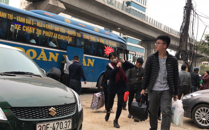 Hà Nội: Lòng đường, vỉa hè bị chiếm dụng làm "bến xe" khách liên tỉnh
