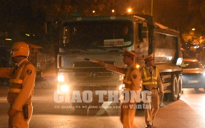 CSGT Hà Nội vây bắt xe ben làm rơi vãi đất cát trên đường