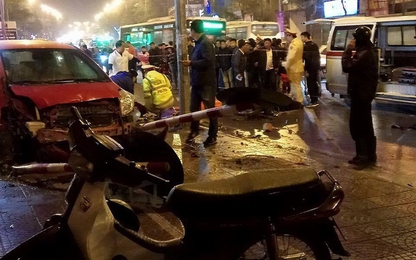Hà Nội: xe "điên" gây tai nạn liên hoàn, người nằm la liệt
