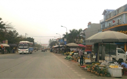 Huyện Lương Sơn (Hòa Bình): Ngang nhiên họp chợ... trên Quốc lộ 6