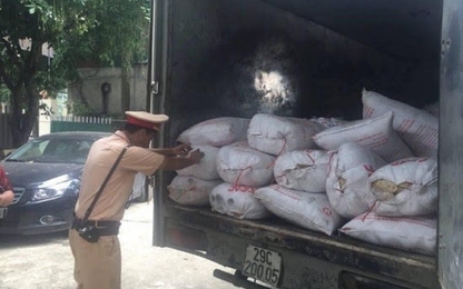 CSGT Hà Nội bắt giữ 4,5 tấn mỡ hôi thối trước khi lên bàn ăn