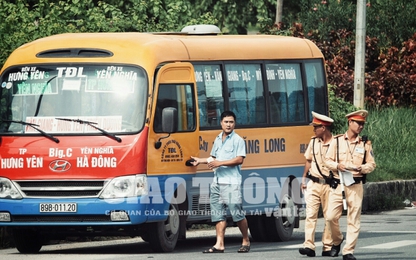 CSGT lập chốt xử lý xe khách vi phạm trên Đại lộ Thăng Long