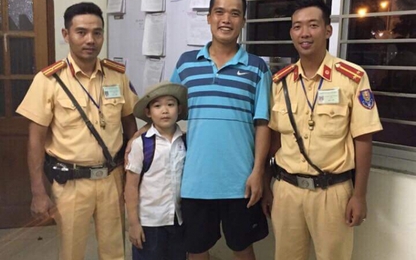 Đội CSGT số 6, CATP Hà Nội giúp bé trai đi lạc tìm người thân