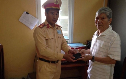 Đội CSGT đường sắt Hà Nội trả lại ví tiền cho người dân
