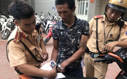 CSGT Hà Nội bắt giữ đối tượng tàng trữ "hàng nóng" vận chuyển ma túy