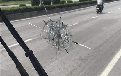 Quảng Ninh: Đối tượng lạ mặt dùng súng chun bắn vỡ kính xe khách