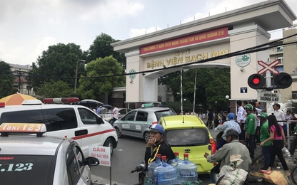 "Taxi rùa" trước cổng BV Bạch Mai: "Điểm đen" gây ùn tắc giao thông?