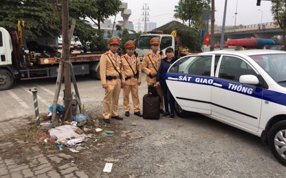 CSGT Hà Nội sử dụng xe chuyên dụng đưa người dân về quê ăn Tết