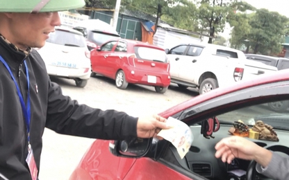 Gửi xe tại chùa Hương mất hai lần phí, nhóm lợi ích nào bảo kê?
