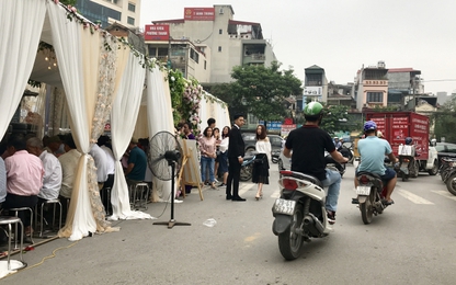 Hà Nội:Bất chấp nguy hiểm, rạp đám cưới “mọc” giữa ngã ba đường