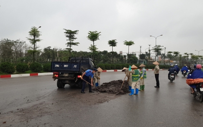 TTGT thu dọn bùn, đất rơi vãi trên tuyến đường ngoại giao Thủ đô
