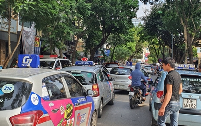 Nóng tình trạng taxi "bủa vây"cổng bệnh viện Hà Nội, chặn xe cấp cứu