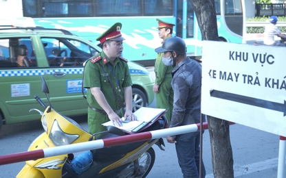 Công an "mỏi tay' ghi phiếu phạt giao thông ở cửa ngõ Nam Hà Nội