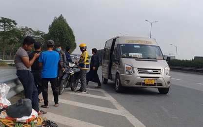 Hà Nội: Ngang nhiên lập 'bến cóc' chặn lối lên cầu Thanh Trì, bịt đường vào cao tốc