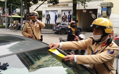 Hà Nội: Phạt nguội ôtô dừng đỗ sai, dán phiếu phạt lên kính xe