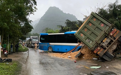 Xe khách biển Nghệ An đối đầu với xe tải, 4 người thương vong