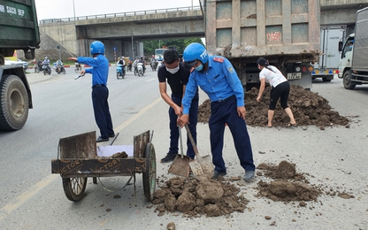 Hình ảnh đẹp: TTGT giúp xe tải gặp sự cố đổ đất thải ra đường