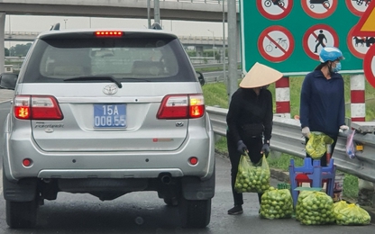 'Chợ cóc' gây nguy hiểm cửa ngõ giao thông lớn nhất Hà Nội