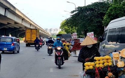 Hà Nội: Xe máy đi ngược chiều và phớt lờ biển cấm gây nhức nhối trên đường Nguyễn Xiển